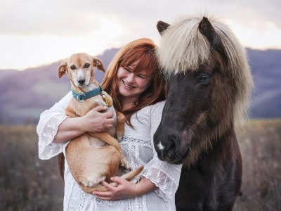 Hund, Hundebaby, Pferd, Pferdekopf, Frau mit Haustier